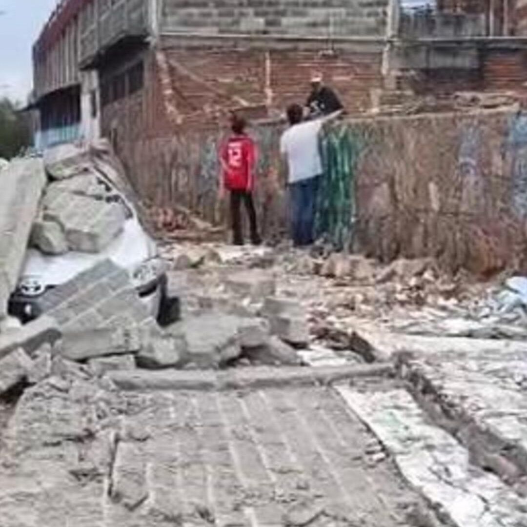 Lluvias Causan Caída de Barda de Escuela y Resultan Varios Vehículos Dañados en León, Guanajuato.